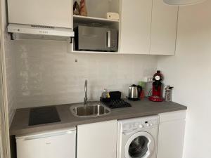 a kitchen with a sink and a washing machine at Ramonville parking Privé balcon café in Ramonville-Saint-Agne +19 photos