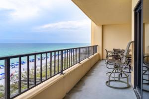 balcón con sillas y vistas a la playa en 504 Surf Dweller by Alicia Hollis Realtor Rentals - Open March 16th Week, en Fort Walton Beach
