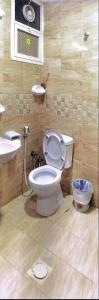a bathroom with a toilet and a sink at شقة السلمة أم القيوين in Umm Al Quwain