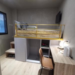 台北的住宿－TW Hostel I，一张高架床,配有一张桌子和一把椅子