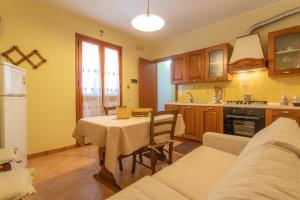 eine Küche mit einem Tisch und einem Esszimmer in der Unterkunft Oasi di Cala Pisana in Lampedusa