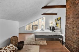 una camera con letto e muro di mattoni di Charming Mt Adams 1BR in Prime Location a Cincinnati