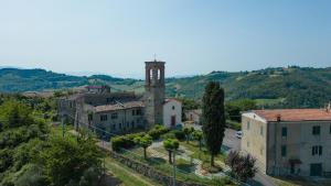 eine kleine Stadt mit einem Uhrturm auf einem Hügel in der Unterkunft Villa Silvana - Apt Giulia & Michela with terrace & parking in Perugia