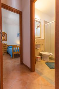bagno con lavandino e servizi igienici in camera di Oasi di Cala Pisana a Lampedusa