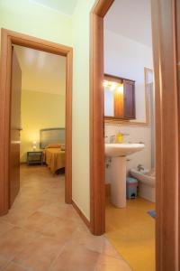 ein Bad mit einem Waschbecken und einem WC in einem Zimmer in der Unterkunft Oasi di Cala Pisana in Lampedusa