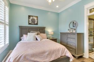 Dormitorio azul con cama y espejo en Greenwood Getaway with Furnished Patio and Lake View en Waterloo