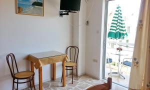 メサナにあるPension Ginaの窓付きの客室で、小さなテーブルと椅子が備わります。
