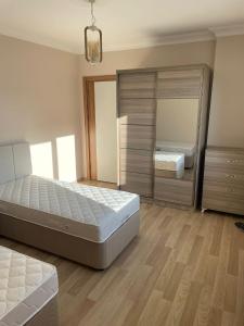 Een bed of bedden in een kamer bij BMB GROUP ÇINARCIK HOME