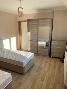 Een bed of bedden in een kamer bij BMB GROUP ÇINARCIK HOME