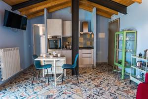 eine Küche mit einem Tisch und Stühlen im Zimmer in der Unterkunft Villa Silvana - Apt Giulia & Michela with terrace & parking in Perugia