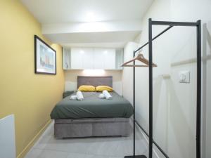 A bed or beds in a room at Le petit olivier en coeur de ville + Parking incl.