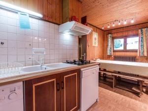 Una cocina o kitchenette en Appartement La Clusaz, 3 pièces, 6 personnes - FR-1-437-27
