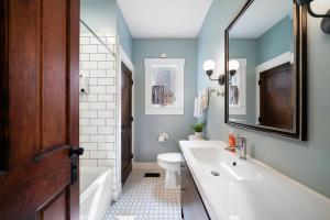 Bilik mandi di Walkable 2BR near Findlay Market Downtown UC +21 gambar