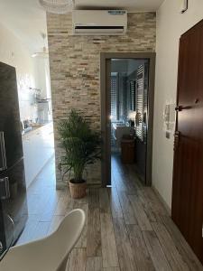 a living room with a bathroom with a plant at Appartamento a Milano, 12 minuti dalla stazione centrale FS in Cinisello Balsamo