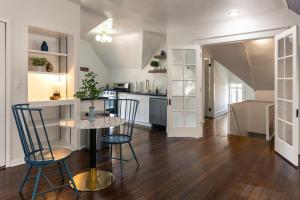 Una cocina y un comedor con mesa y sillas. en Spacious Studio Central Locale, en Cincinnati