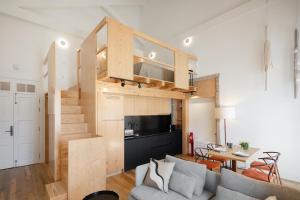 uma sala de estar com um sofá e uma cozinha em Gateway House Studio Apartments em Guimarães