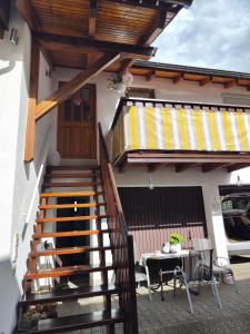 uma escada que leva a uma casa com uma mesa em Ferienwohnung Lay em Hirschaid