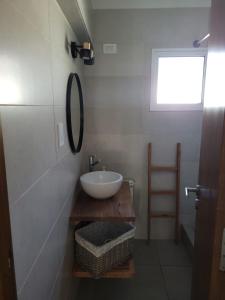 uma casa de banho com um lavatório e um espelho em Casa en Los Caminos del Vino - Chacras de Coria em Vistalba