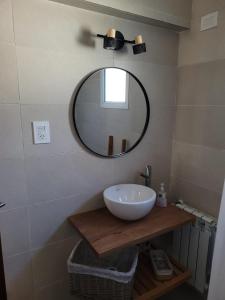 uma casa de banho com um lavatório e um espelho em Casa en Los Caminos del Vino - Chacras de Coria em Vistalba
