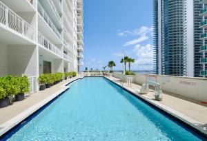 マイアミにあるAmazing Studio Apt @BRICKELL With pool & Parkingの建物中央のスイミングプール