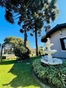 uma fonte no quintal de uma casa em Residencial Pine House em Canela