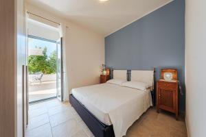 Katil atau katil-katil dalam bilik di HelloApulia Villa Pool and Beach - 150mt from the sea