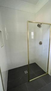 una ducha con puerta de cristal en una habitación en Stylish House 2 miles from UF, en Gainesville