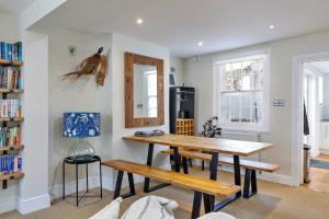 ein Esszimmer mit einem Tisch und einem Spiegel in der Unterkunft Finest Retreats - Brighton House in Brighton & Hove