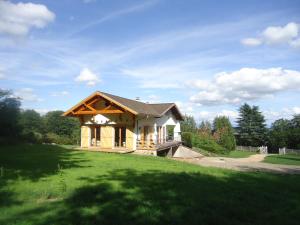 a small house in a field with a green yard at cottage pleine nature in Wattwiller