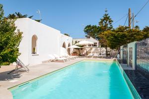 Bazén v ubytování HelloApulia Villa Pool and Beach - 150mt from the sea nebo v jeho okolí