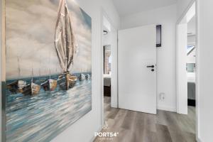un couloir avec une peinture d'un bateau dans l'établissement Die Perle der Bucht, à Büsum