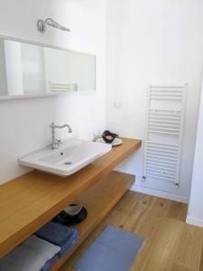 アルバにあるLa casa dei piniのバスルーム(洗面台、鏡付)