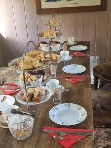 un tavolo con piatti di dolci e dessert di Lainey's Rest a Wisbech