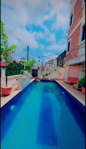 einem großen blauen Pool an der Seite eines Gebäudes in der Unterkunft Ziroc Apartments Lekki Phase 1 in Lagos