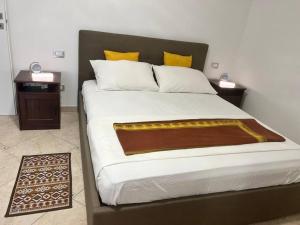 1 dormitorio con 1 cama con 2 mesitas de noche en Casa FIBI en Ortona