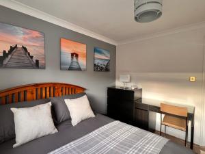 1 dormitorio con cama y escritorio en 42i Premium rooms London exactly like the photos, en Londres