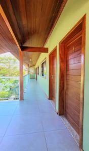 un pasillo vacío de una casa con puertas de madera en Pousada Paraty Graziela, en Paraty