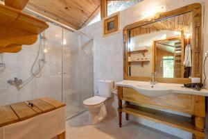 y baño con aseo, lavabo y ducha. en Etenna Beach Bungalows, en Cıralı