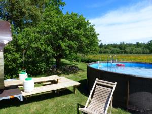 bañera de hidromasaje, mesa y silla junto a una tienda en Toomalõuka Tourist Farm, en Toomalõuka