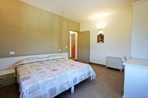 MontecastrilliにあるLa Collina del Girasoleのベッドルーム1室(大型ベッド1台付)