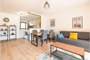 ein Wohnzimmer mit einem Sofa und einem Tisch in der Unterkunft Le Daubenton in Dijon