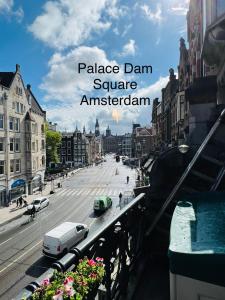 una vista de una ciudad con las palabras "Palace Dam Square Amsterdam" en Hotel Sharm, en Ámsterdam