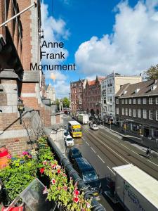 un'immagine di una strada cittadina con auto sulla strada di Hotel Sharm ad Amsterdam