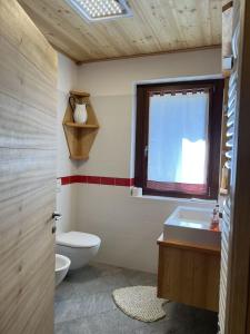 łazienka z toaletą, umywalką i oknem w obiekcie SUITE203 
