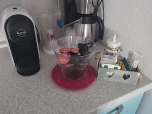 a counter with a blender on a counter top at Suaredda San Teodoro in San Teodoro