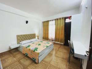 - une chambre avec un grand lit et une fenêtre dans l'établissement Zongkha Homestay, à Gangtok