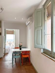 a room with a table and chairs and a window at SC Apartamento céntrico con balcón in Terrassa