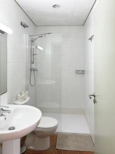 SC Apartamento céntrico con balcón في تيراسا: حمام مع مرحاض ومغسلة ودش