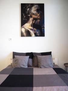 1 dormitorio con 1 cama con una pintura en la pared en WestInApart A45 en Varsovia
