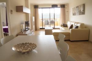 Bahia de Casaresにある2143-Lovely 2 bedrooms newly furnishedのリビングルーム(テーブル、ソファ付)